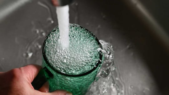 Mikroplastik aus Leitungswasser filtern: Macht das wirklich Sinn? Mikroplastik aus Leitungswasser filtern: Macht das wirklich Sinn?