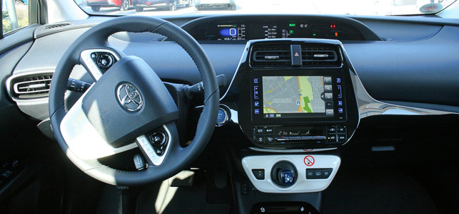 Toyota Prius Plug-In im Test: Innenraum Toyota Prius Plug-In im Test: solide Innenausstattung serienmäßig.