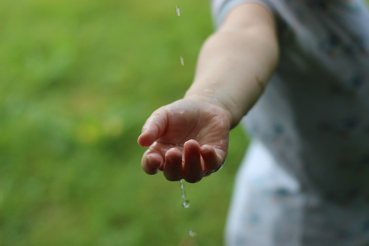 If you have a mosquito bite allergy, you should use the sti-cc0-pixabay-thaliesin-190620_download If you are allergic to a mosquito bite, you should cool the bite with cold water or ice cubes.