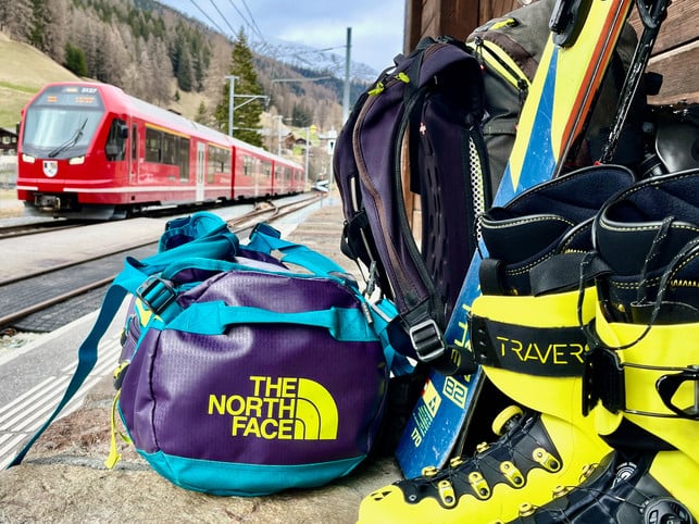 mit-leichtem-gepaeck-reist-es-sich-besser-fuer-die-michael-vitzthum-240112_download Mit leichtem Gepäck reist es sich besser. Für die Skireise mit Bus und Bahn gilt es einfach, etwas weniger mitzuschleppen.