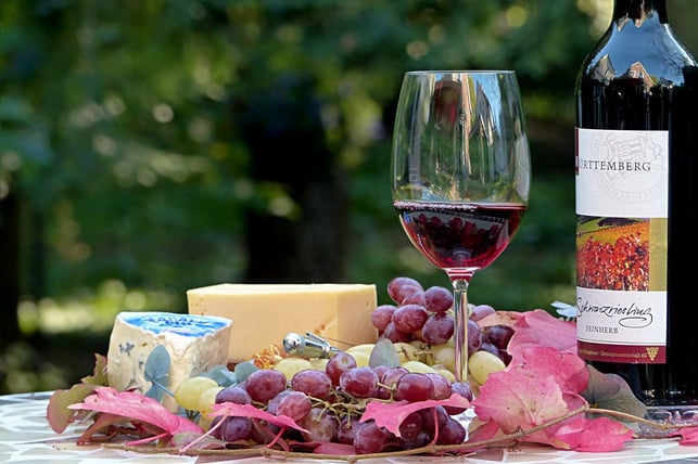 rotwein-und-alter-kaese-enthaelt-besonders-viel-hist-cc0-public-domain-pixabay-oldiefan-180103_download Rotwein und lang gereifter Käse enthalten besonders viel Histamin.