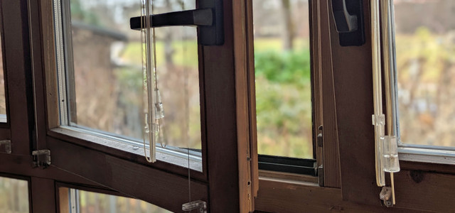 Richtig Lüften im Winter: Kippen, Stoßlüften oder Durchzug – was wirklich funktioniert (Foto: Utopia (bw)) Richtig lüften im Winter: Wann Kipplüftung, Stoßlüften und Durchzug die beste Methode sind