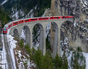 Bei einer Bahnreise durch die Schweiz gibt es einige spektakuläre Aussichten.