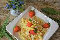 spargelsalat-mit-erdbeeren-ist-eine-leckere-hauptm-cc0-pixabay-ritae-200505_download Spargelsalat mit Erdbeeren ist eine leckere Hauptmahlzeit.