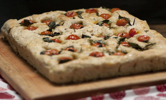 focaccia-kannst-du-nach-belieben-belegen-lecker-s-cc0-pixabay-bananalongboards-200201_download Focaccia kannst du nach Belieben belegen. Lecker schmecken zum Beispiel Kirschtomaten.