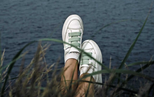 Capsule Wardrobe: 10 Essentials für den minimalistischen Kleiderschrank sneaker meer gras