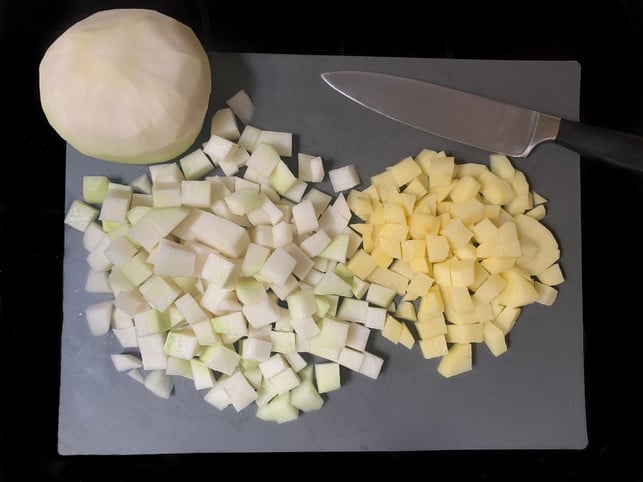 je-kleiner-du-das-gemuese-fuer-die-kohlrabisuppe-wuer-utopia-baab-200608_download Je kleiner du das Gemüse für die Kohlrabisuppe würfelst, desto schneller wird es gar.