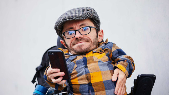 Raúl Krauthausen: "Behinderte Menschen müssen herhalten, wenn Autofans nichts ändern wollen" Raul Krauthausen Interview Utopia