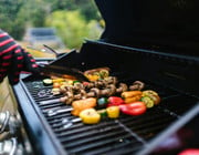 Einer Umfrage des Online-Supermarkts Knuspr zufolge grillt jede:r dritte Deutsche mittlerweile fleischfrei.