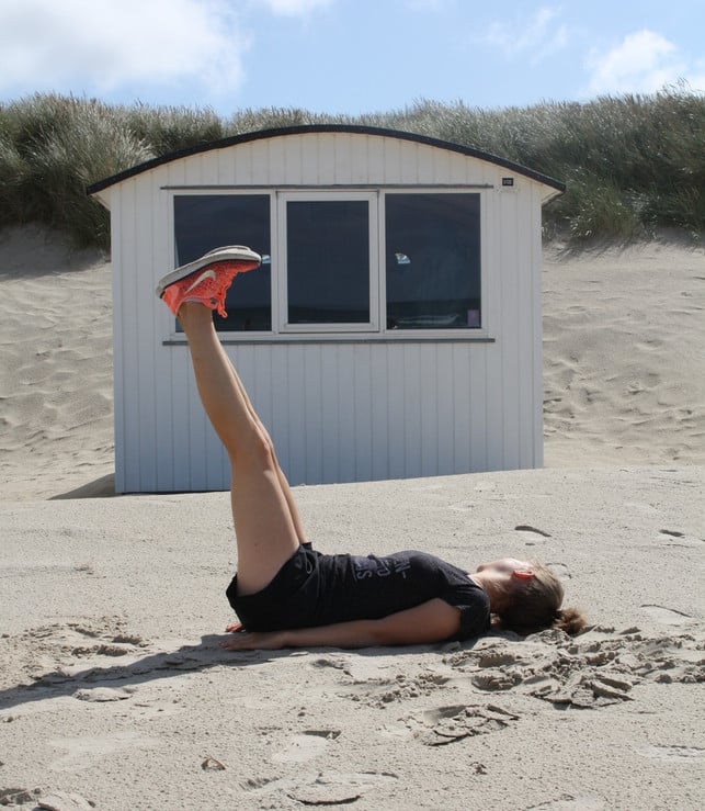 leg-drops-beanspruchen-besonders-deine-unteren-bau-anna-rau-190810_download Leg Drops beanspruchen besonders deine unteren Bauchmuskeln.