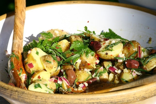 kartoffelsalat-ist-ein-partysalat-mit-vielen-varia-cc0-pixabay-annros-200209_download Kartoffelsalat ist ein Partysalat mit vielen Varianten.