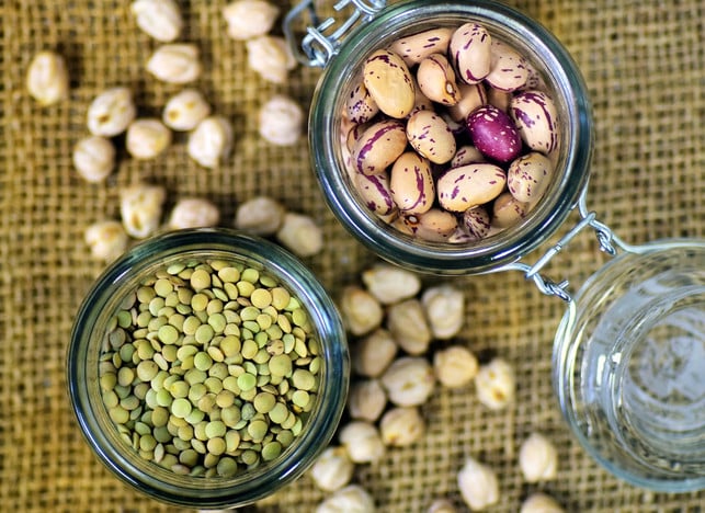 protein-ist-bei-veganer-ernaehrung-in-der-regel-kei-cc0-pixabay-ulleo-230908_download Proteine kannst du bei einer veganen Ernährung über Hülsenfrüchte zu dir nehmen.
