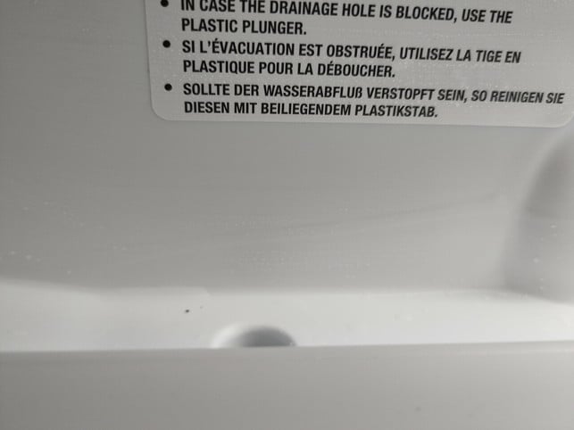 das-loch-im-kuehlschrank-solltest-du-reinigen-dami-utopia-221118_download Das Loch im Kühlschrank solltest du reinigen, damit Kondenswasser ungehindert abfließen kann.