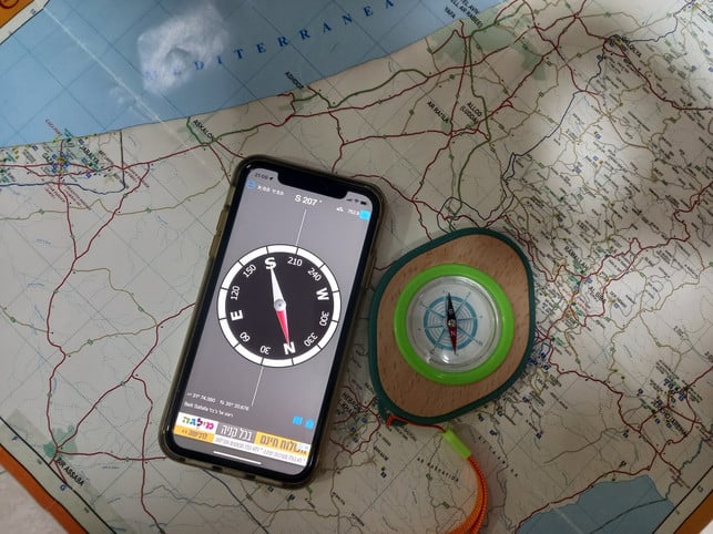 gps-ist-genauer-und-praktischer-kann-aber-ausfall-foto-utopialaura-farag-240703_download GPS ist genauer und praktischer, kann aber ausfallen, während der Kompass zuverlässig ist.