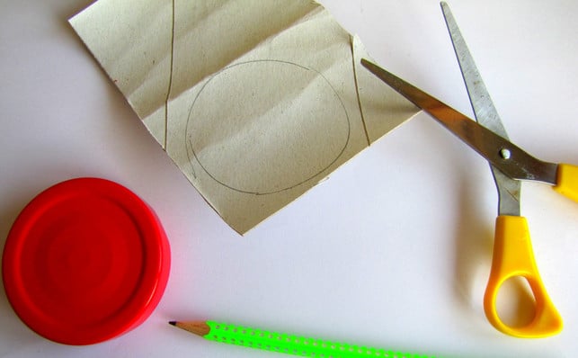 um-ketten-selber-zu-machen-brauchst-du-erstmal-ei-utopiadechantal-gilbrich-190627_download Um Ketten selber zu machen, brauchst du erstmal eine Schablone.