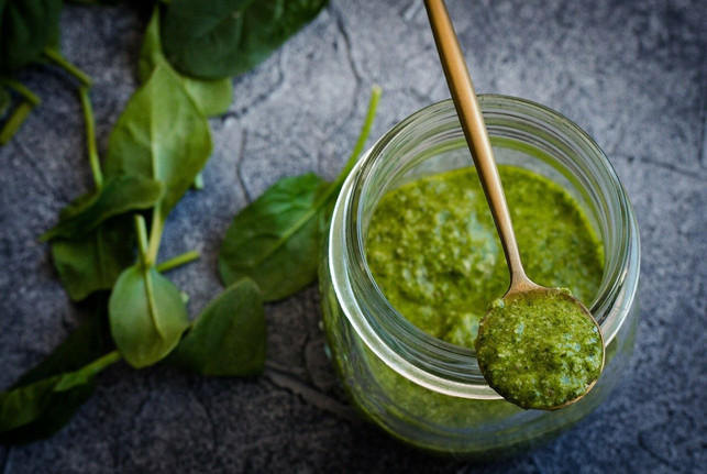 mit-bohnenwasser-kannst-du-auch-ein-gesundes-pesto-cc0-pixabay-lyubovkardakova-210526_download Mit Bohnenwasser kannst du auch ein gesundes Pesto anrühren.