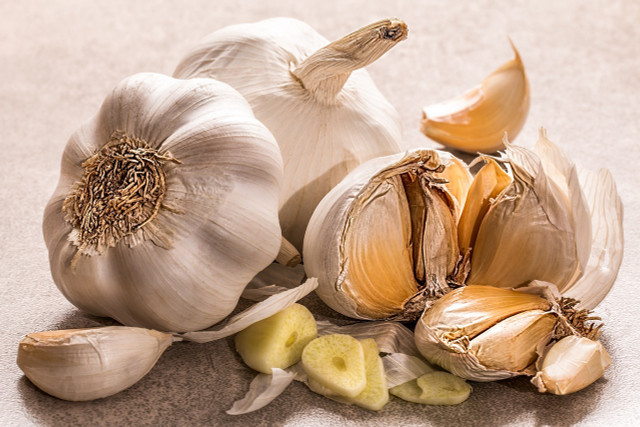 Garlic extracts have been shown in studies to be effective against tonsillitis.