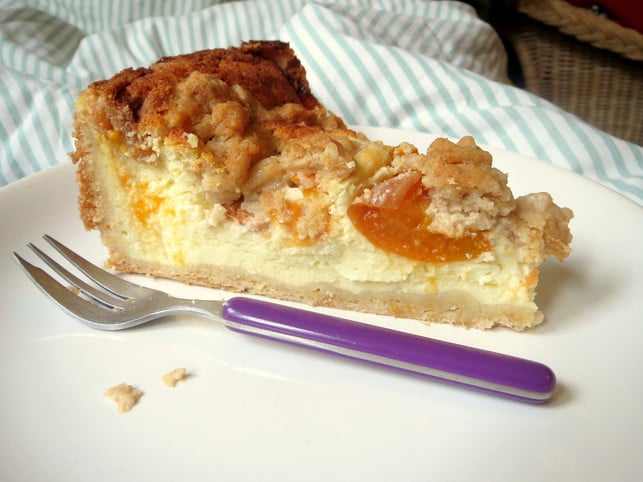 aprikosenkuchen-mit-quark-und-streuseln-passt-gut-utopia-leonie-barghorn-200708_download Aprikosenkuchen mit Quark und Streuseln passt gut auf jede Kaffeetafel.