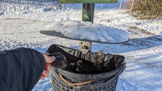 hundekot-einsammeln-eimer-bw-240122-1280x720 In vielen Gemeinden gibt es gratis Hundekotbeutel – und die so wichtigen Mülleimer.