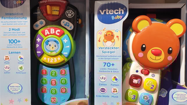 spielzeug-nicht-schenken-2021-handy-bw-211206-1280x720 Kleinkinder lieben es, wenn's piepst. Vorlesen bringt aber mehr!