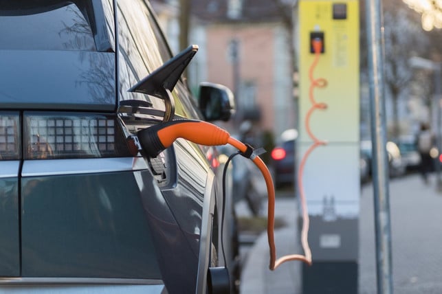 dein-e-auto-unterwegs-zu-laden-geht-schneller-ist-cc0-pixabay-climatewarrior-240522_download Dein E-Auto unterwegs zu laden geht schneller, ist aber größtenteils auch teurer.