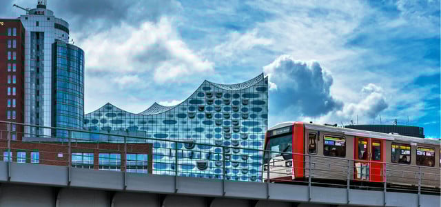 Hochbahn vor der Hamburger Elbphilharmonie