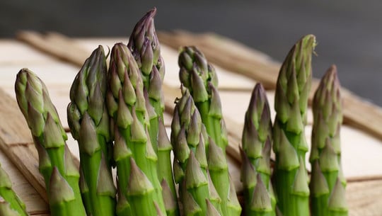 gruener-spargel-schaelen-cc0-pixabay-6113184-180127 grüner Spargel schälen