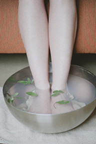 A foot bath with arnica stimulates blood circulation and warms your feet