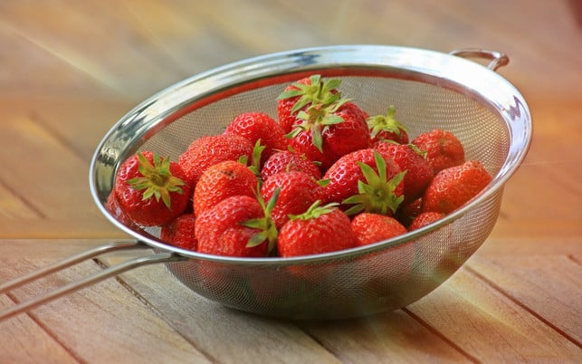 in-einem-grossen-sieb-im-gemuesefach-des-kuehlschrank-cc0-pixabay-cocoparisienne-180409 In einem großen Sieb im Gemüsefach des Kühlschranks sind Erdbeeren bis zu zwei Tage haltbar.