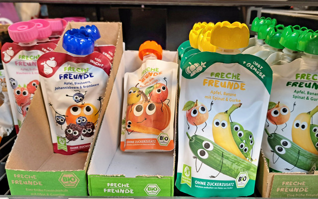 Unnötiger Verpackungsmüll: Obstbrei in sogenannten Quetschies Weniger Plastik einkaufen: Kein Obstbrei in sogenannten Quetschies