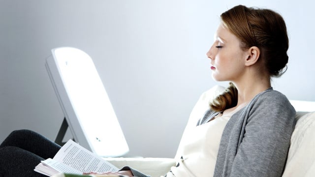 tageslichtlampe-zur-lichttherapie-stockadobecom-rfbsip-211125 Tageslichtlampe zur Lichttherapie