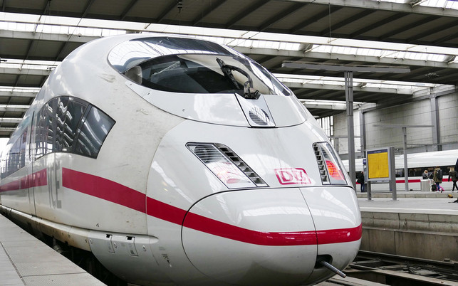 "Bus- und Bahnfahren so billig, wie es in Deutschland noch nie war": Regierung beschließt Entlastungen für Bürger:innen Umweltschutzorganisationen fordern Flüge bis 1500 Kilometern durch Bahnfahrten zu ersetzen.