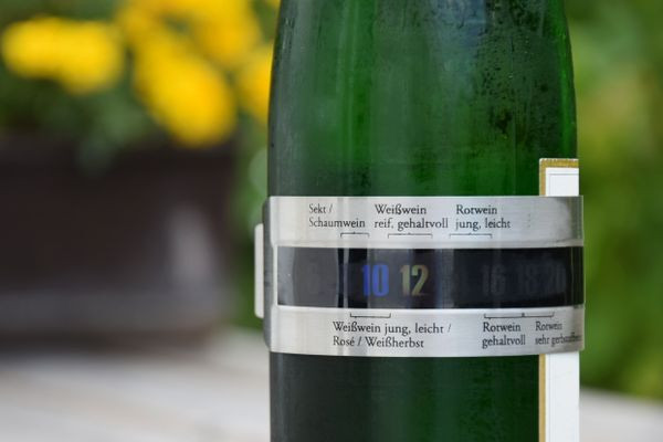 die-thermometer-manschette-kommt-um-den-bauch-der-dwideutscheweinededpa-tmn-250822_download  Die Thermometer-Manschette kommt um den Bauch der Weinflasche und misst die Temperatur.