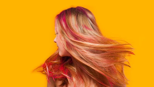 Young woman with dyed hair in motion haarfarbe entfernen
