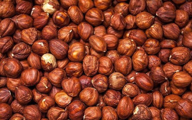 statt-mandeln-kannst-du-auch-haselnuesse-verwenden-cc0-pixabay-pawel_litwin-210322_download Haselnüsse gibt es aus regionalem Anbau.