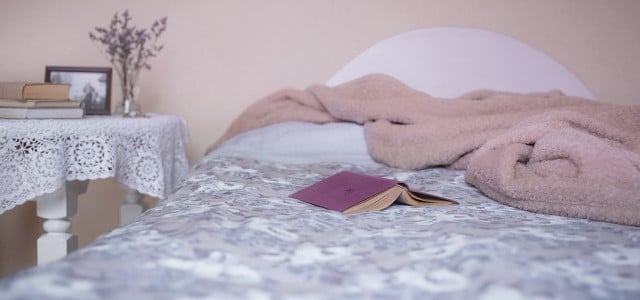 Die Wandfarbe im Schlafzimmer spielt eine wichtige Rolle für erholsamen Schlaf.