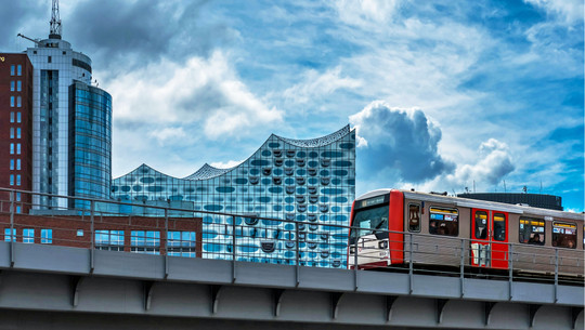 Volksentscheid Hamburg: Klimaneutral bis 2040 Hochbahn vor der Hamburger Elbphilharmonie