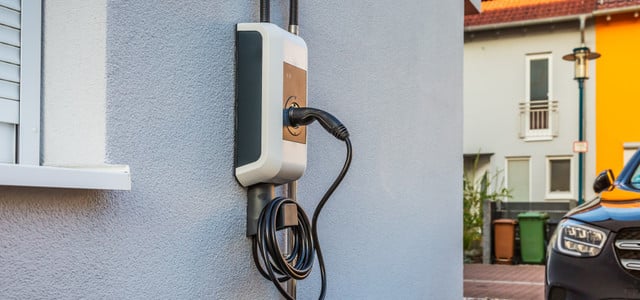 Eine Wallbox kann z.B. an der Hauswand installiert werden.
