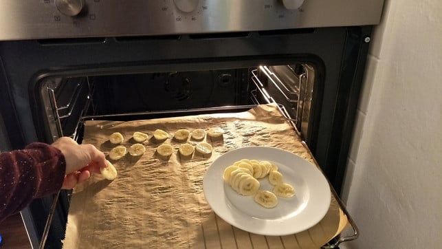 bananenchips-selber-machen-sven-christian-schulz-utopia-171109_download Bis zu acht Stunden im Ofen bleiben selbst gemachte Bananenchips.