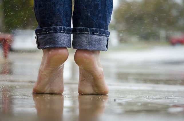 im-regen-ist-barfuss-laufen-ein-erlebnis-cco-pixabay-pexels-171218_download Im Regen ist Barfußlaufen ein Erlebnis und fördert schöne Füße.