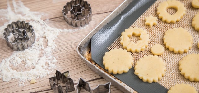 ufgepasst in der Weihnachtsbäckerei: PFAS-haltiges Backpapier kann gesundheitsschädliche Dämpfe abgeben. Alternativen wie eingefettete Bleche sind umweltfreundlicher.