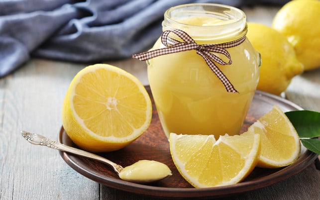 Lemon curd in glass jar Lemon Curd kannst du in nur fünf Schritten zubereiten.