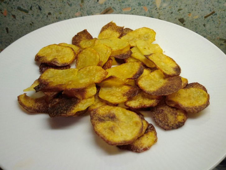 Selbstgemachte Chips kannst du nach Geschmack würzen.