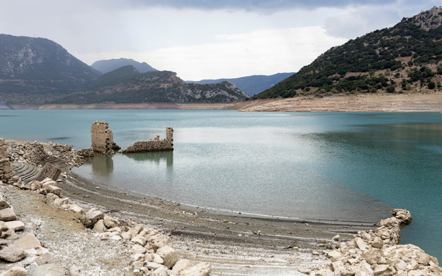 Wegen Dürre in Griechenland: Untergegangenes Dorf taucht wieder auf Wegen Dürre in Griechenland: Untergegangenes Dorf taucht wieder auf