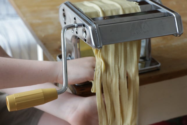 manche-nudelmaschinen-haben-einen-speziellen-walzenaufsatz-fr-unterschiedlich-breite-nudeln-utopiakatbliem-170629 Manche Nudelmaschinen haben einen speziellen Walzenaufsatz für unterschiedlich breite Nudeln.