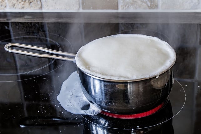 angebannte-milch-laesst-sich-gut-mit-essig-entferne-cc0-pixabay-myriams-fotos-221220_download Angebrannte Milch lässt sich gut mit Essig entfernen.