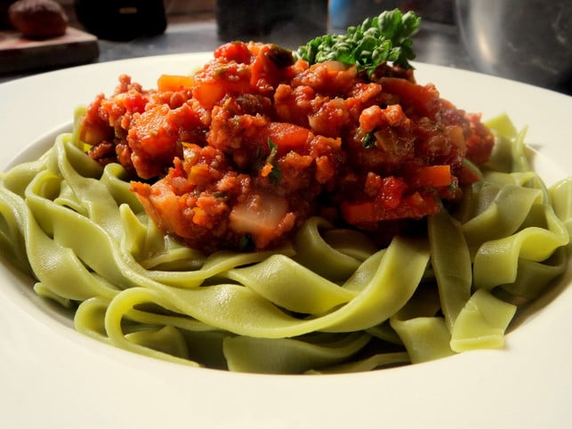 soja-bolognese-ist-eine-schmackhafte-und-saettigend-utopia-leonie-barghorn-200331_download Soja-Bolognese ist eine schmackhafte und sättigende Nudelsoße.