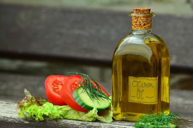 olivenoel-in-einer-durchsichtigen-flasche-sieht-sch-cc0-pixabay-congerdesign-220809_download Olivenöl in einer durchsichtigen Flasche sieht schön aus, hält aber nicht lange.