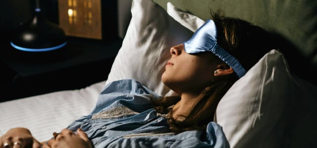 Studie: Schon kleine Lichtquellen im Schlafzimmer sind gesundheitsschädlich (Foto: CC0 / Pexels) Frau mit Schlafmaske im Bett
