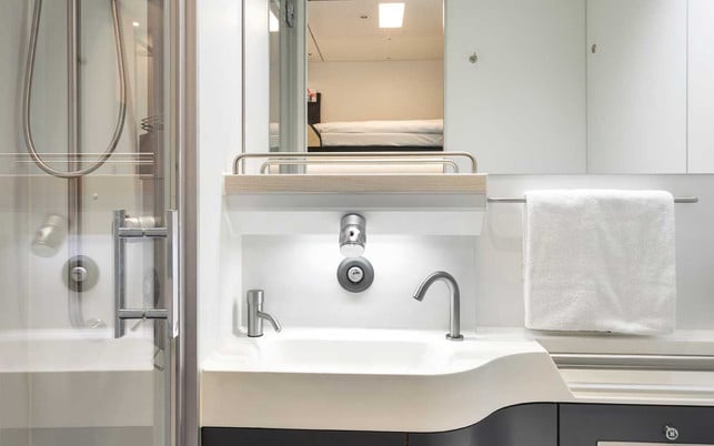 Die 2-er Kabinen sind mit Toilette, Waschbecken und Duschmöglichkeit ausgestattet. Die 2-er Kabinen sind mit Toilette, Waschbecken und Duschmöglichkeit ausgestattet.